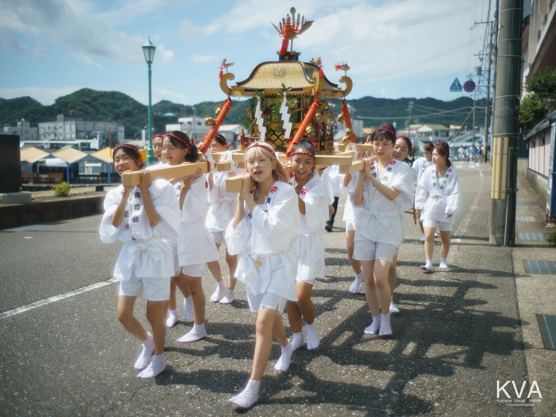 渡御祭式典を前に勝浦八幡神社へ向かって練り歩く女神輿「輿姫会」