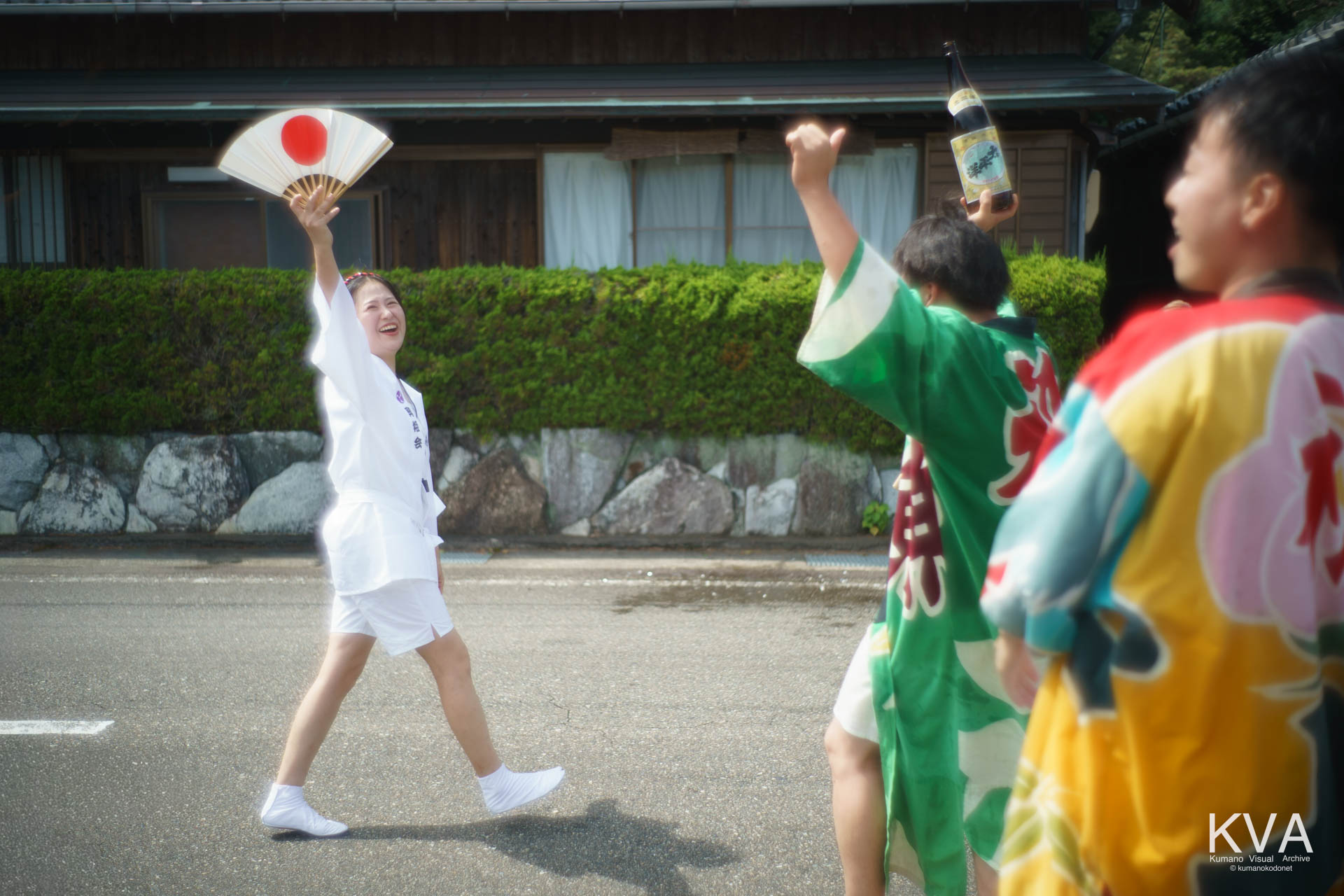 渡御祭式典前に交流する女神輿・輿姫会長と愛友会の青年