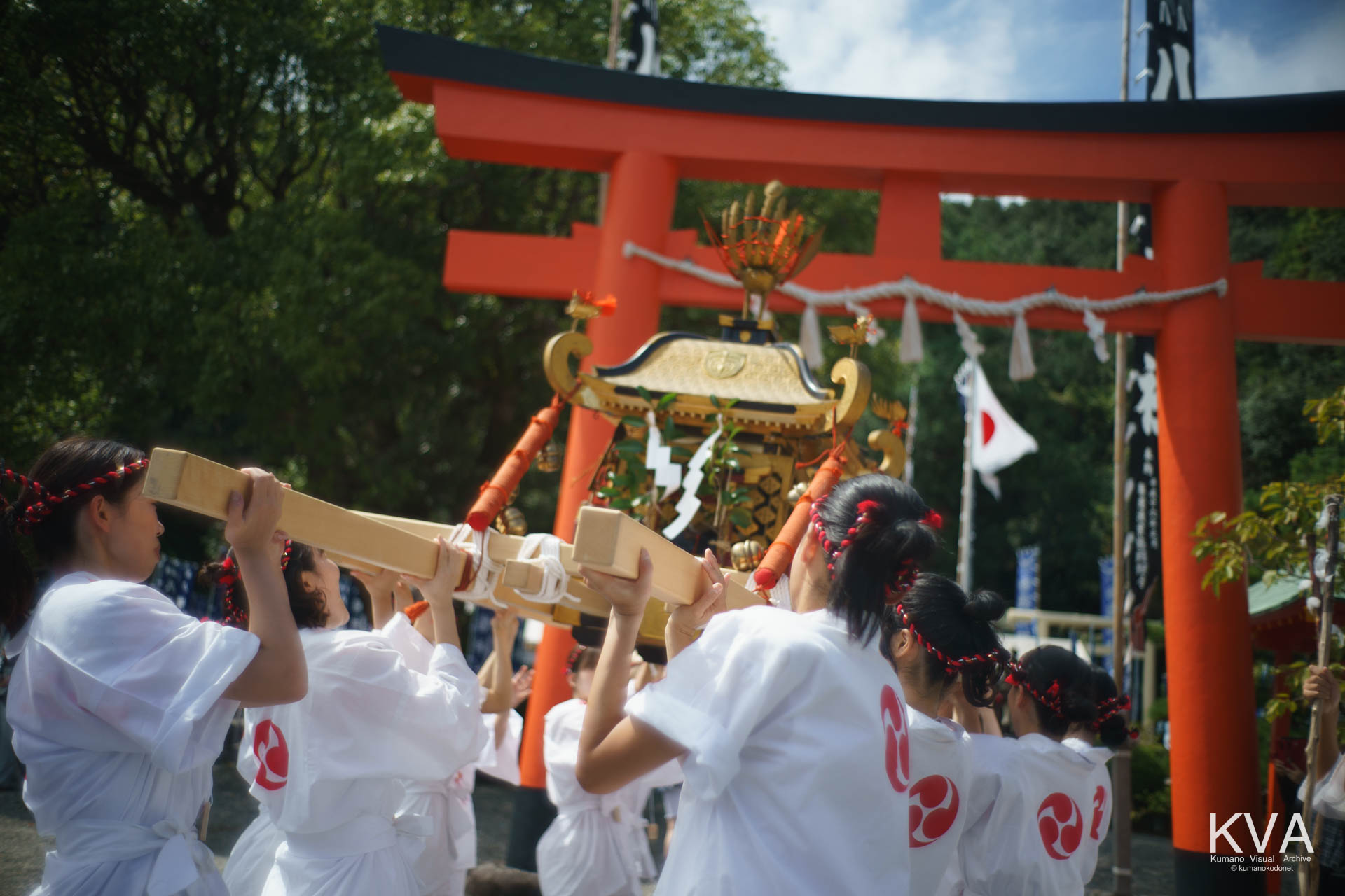 勝浦八幡神社の鳥居前で神輿を練る女神輿「輿姫会」