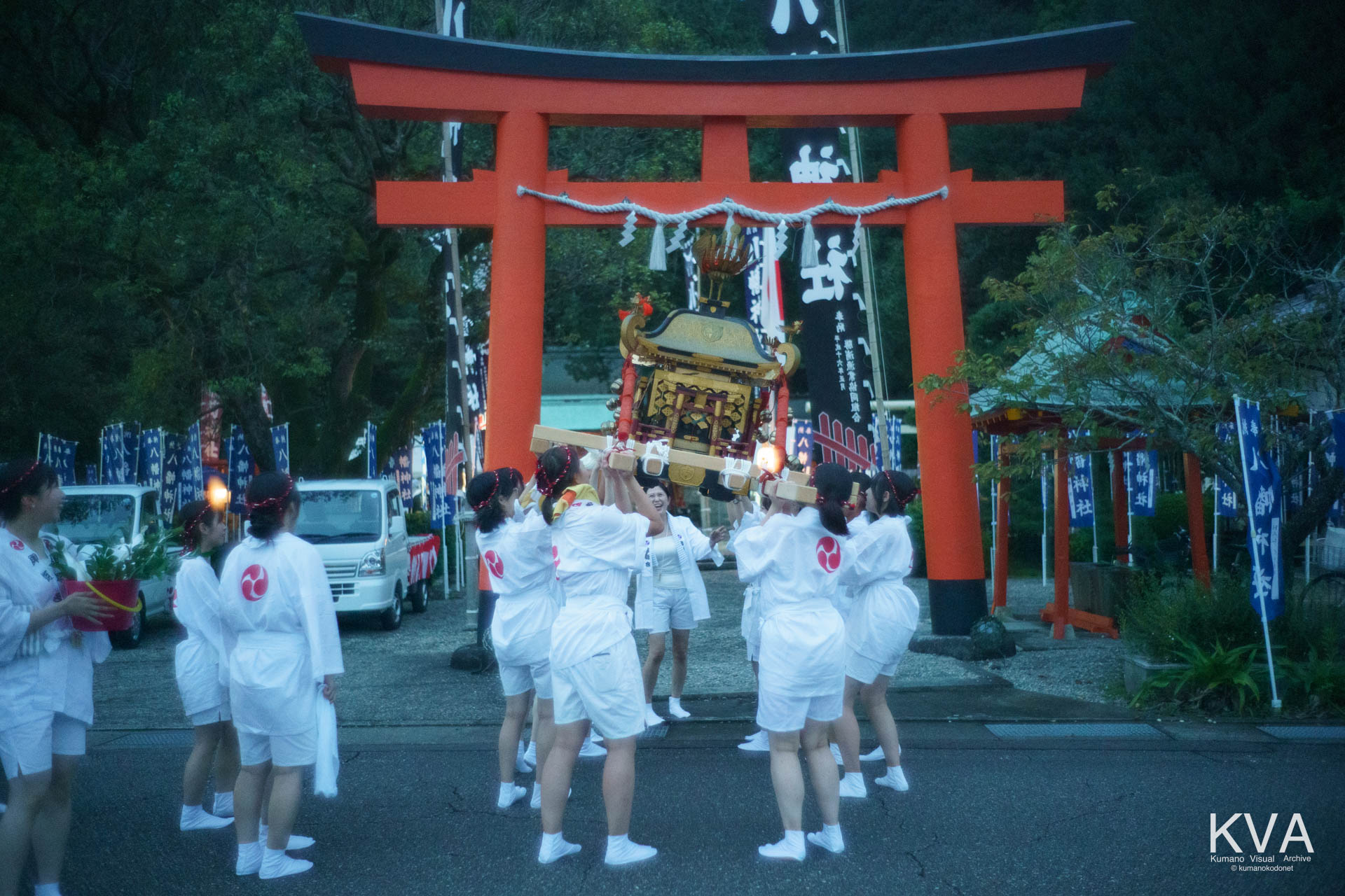 宵宮祭の鳥居前で護国神輿の宮入に際し神輿を高く差し上げる女神輿・輿姫会