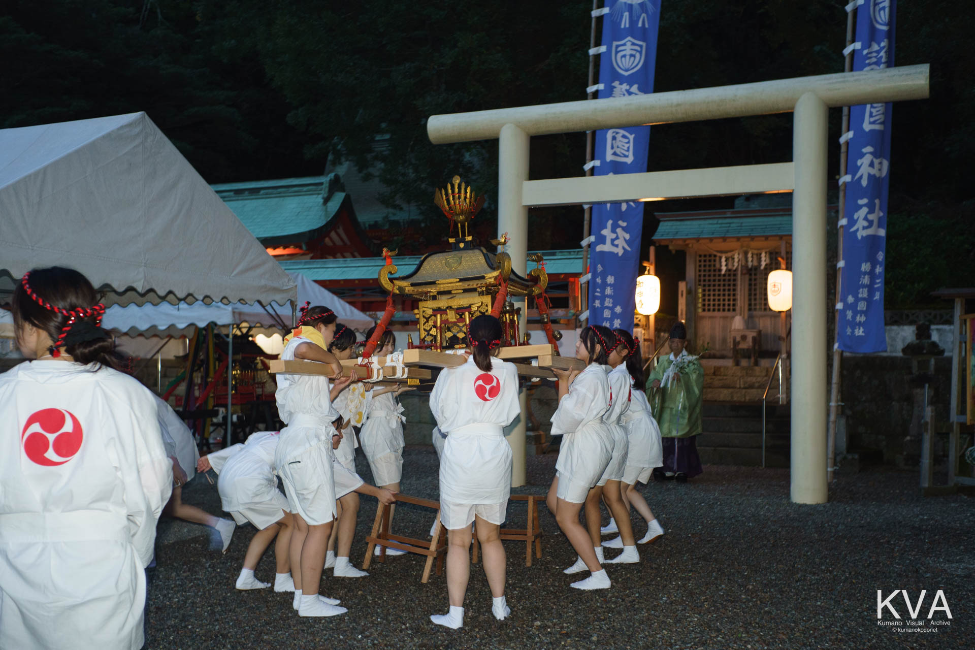 護国神社鳥居前で神輿を奉納し宮入を果たす女神輿・輿姫会