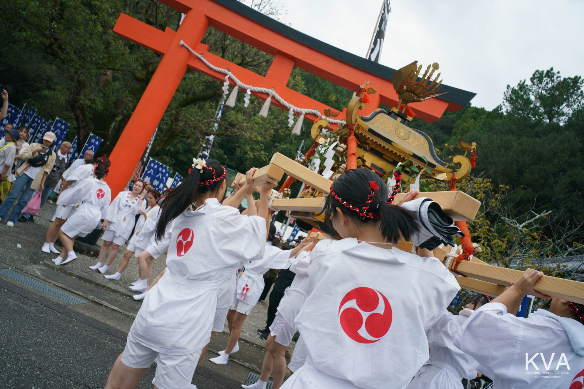 鳥居の前で神輿を練る女神輿・輿姫会の担ぎ手たち