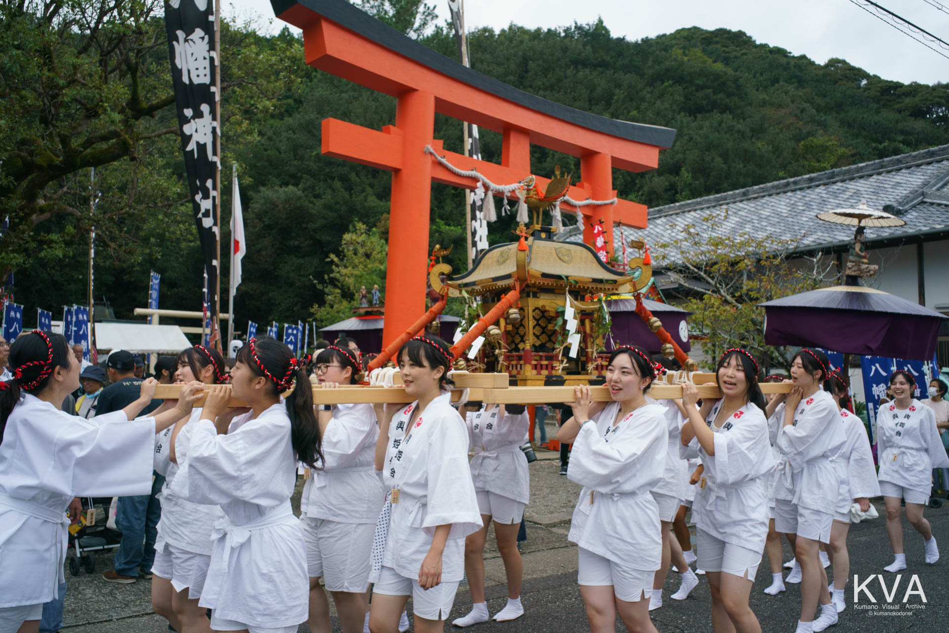 鳥居の前で神輿を担ぐ女神輿の輿姫会