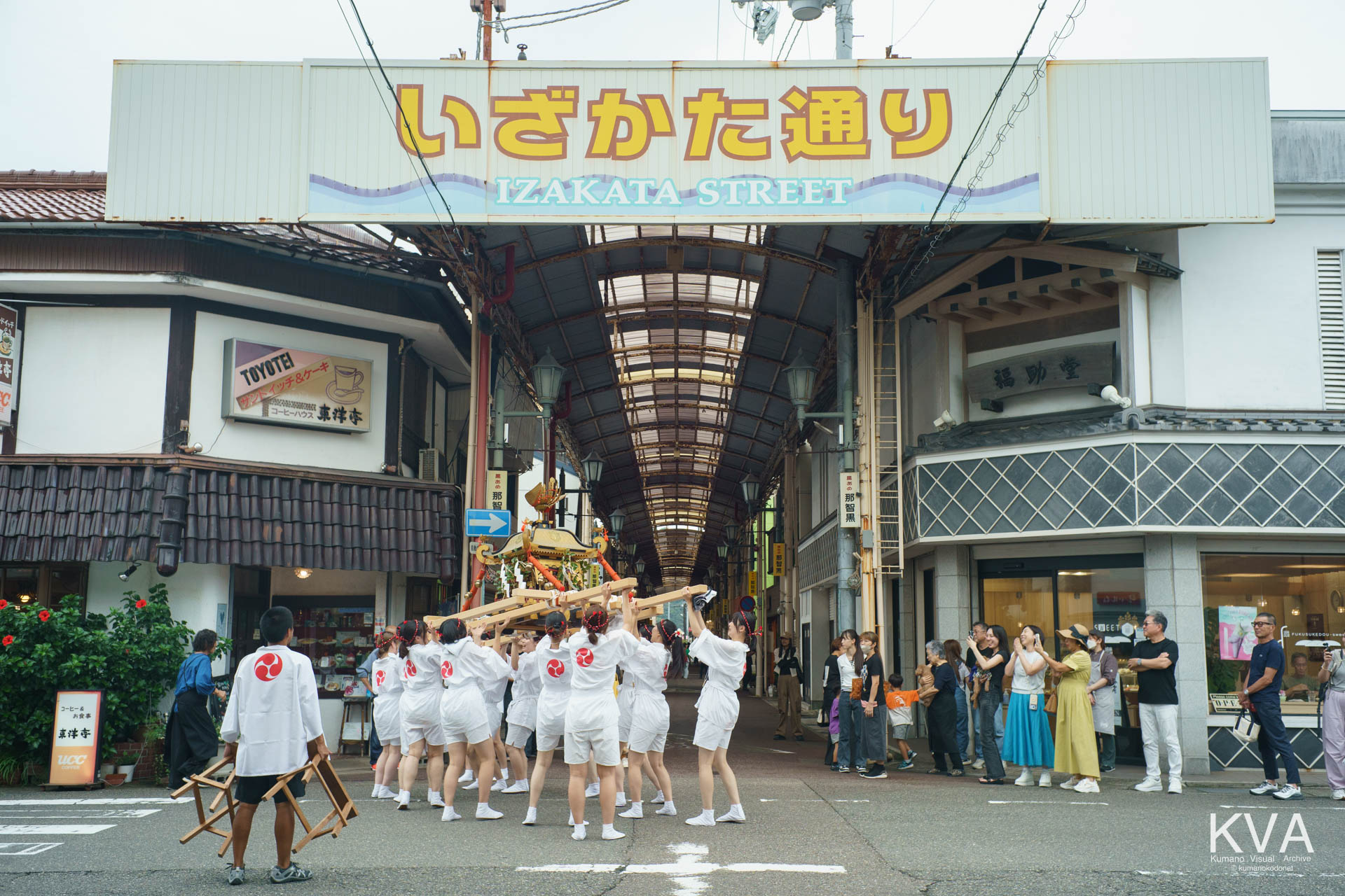 いざかた通り前で神輿を差し上げる輿姫会の女神輿