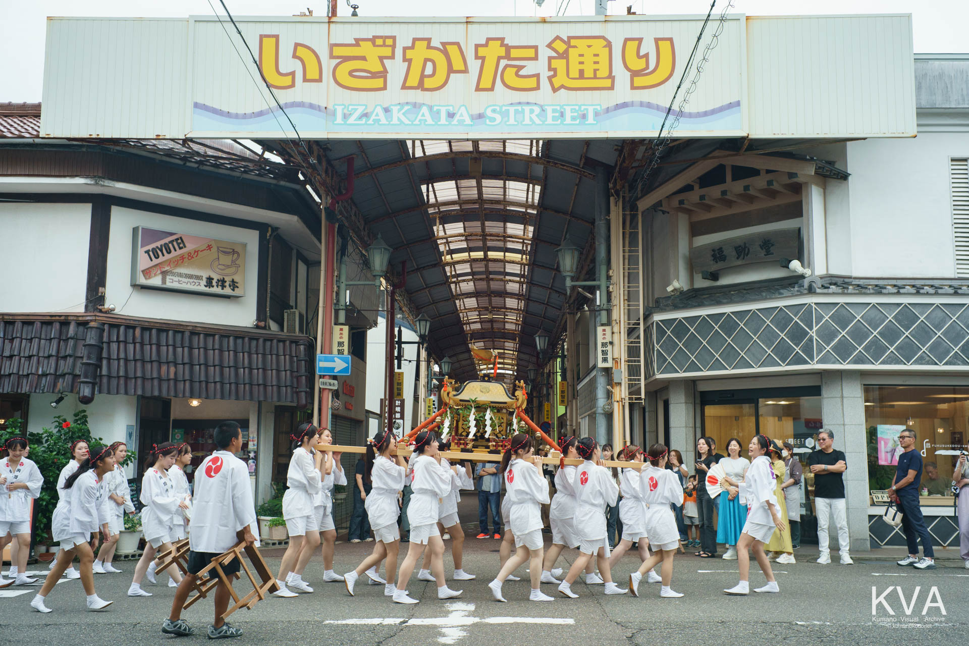いざかた通りのアーケード前を横切る輿姫会の女神輿