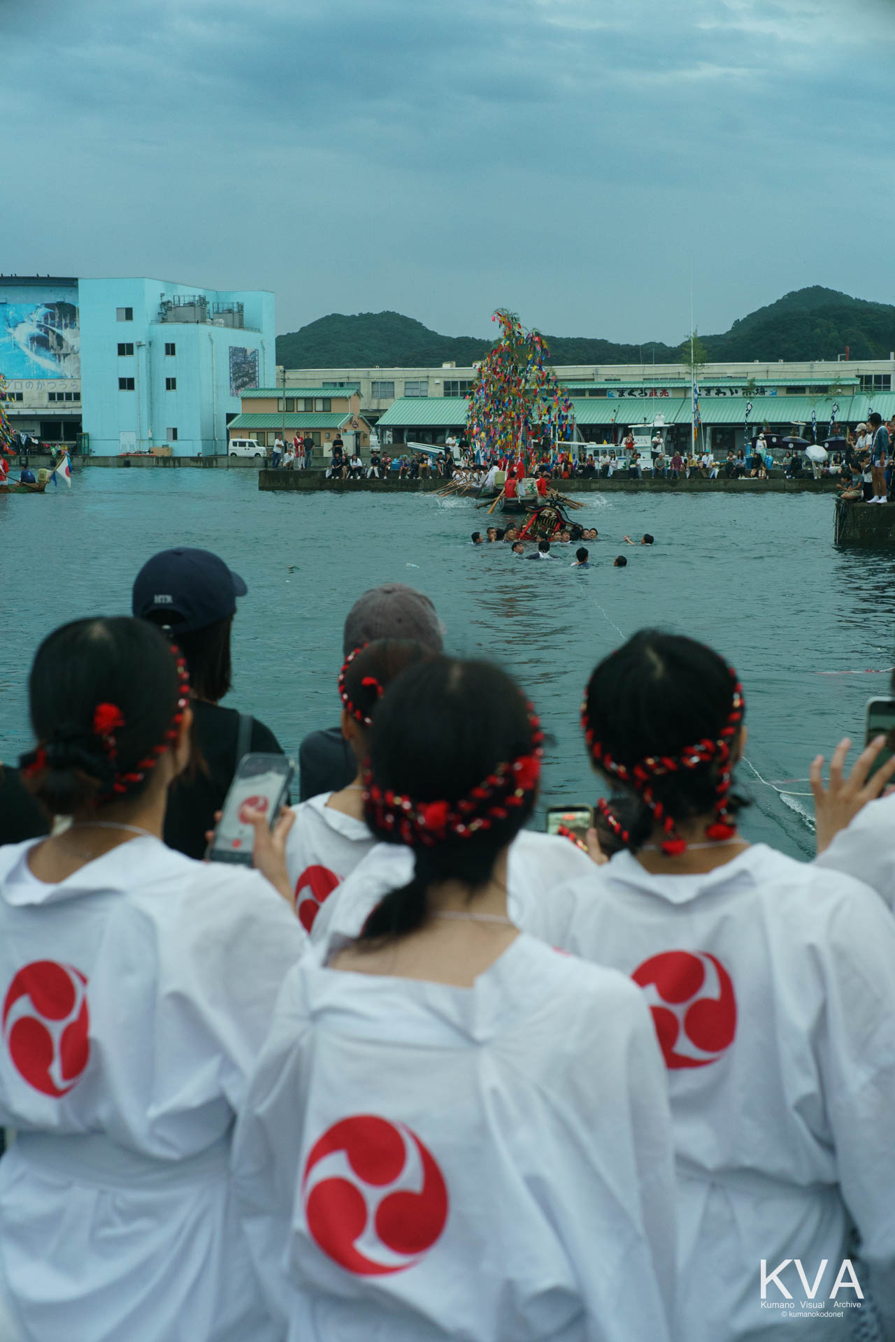 いざかた船溜で繰り広げられる神輿海中神事を見守る女神輿の輿姫会
