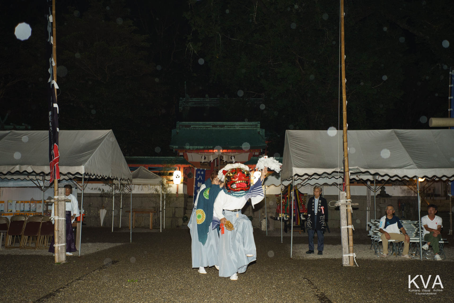 境内で奉納される獅子神楽保存会による獅子神楽