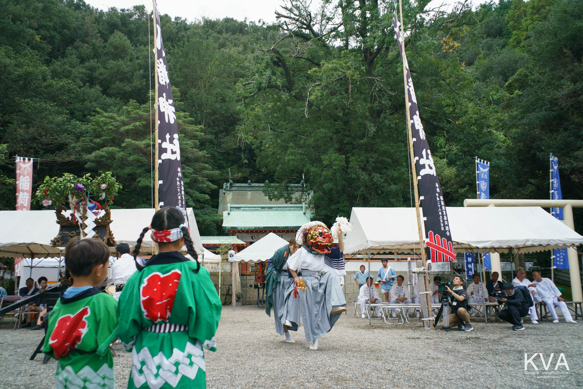 境内での獅子神楽奉納を見つめる子どもたち