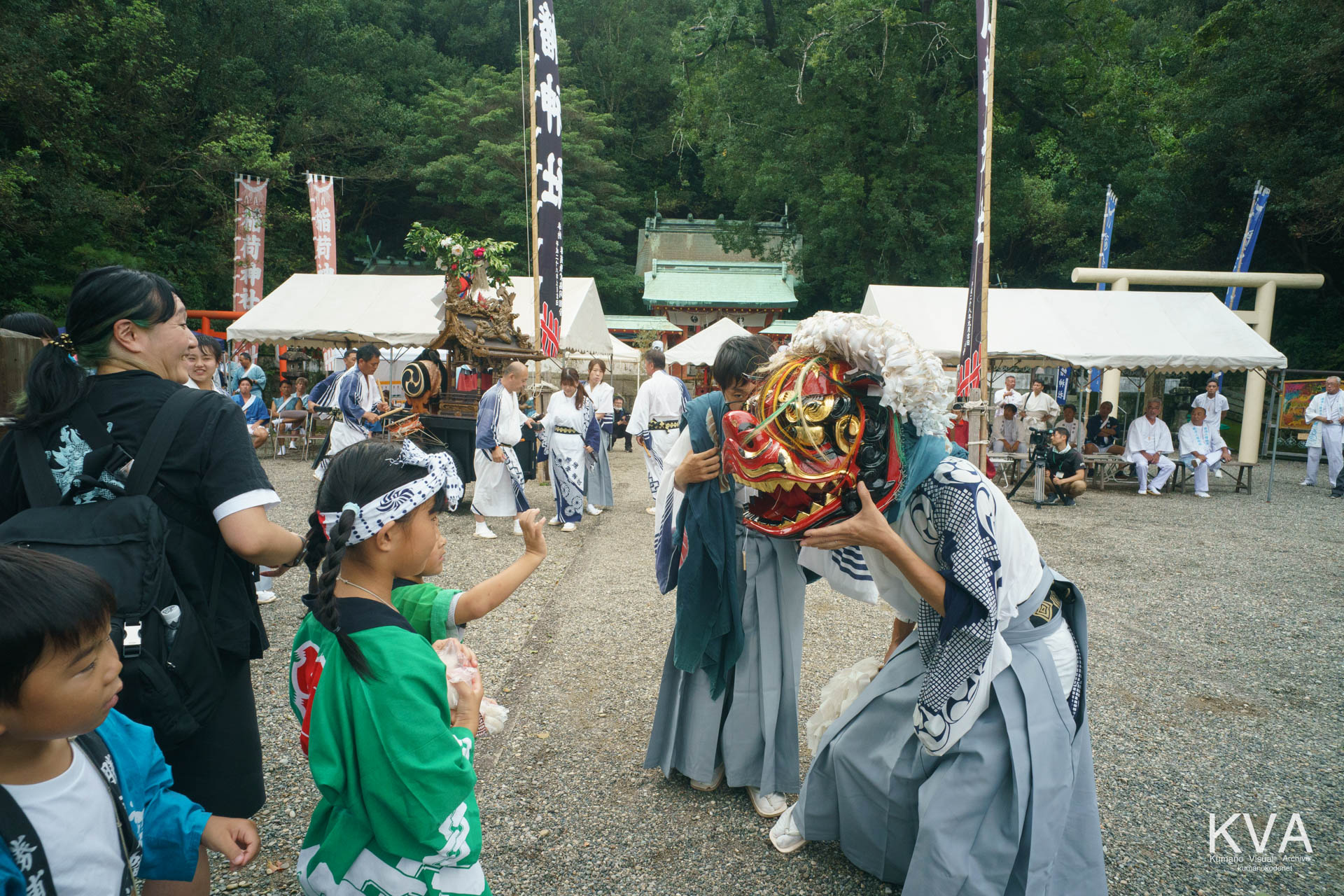 奉納後に子どもたちと触れ合う獅子神楽