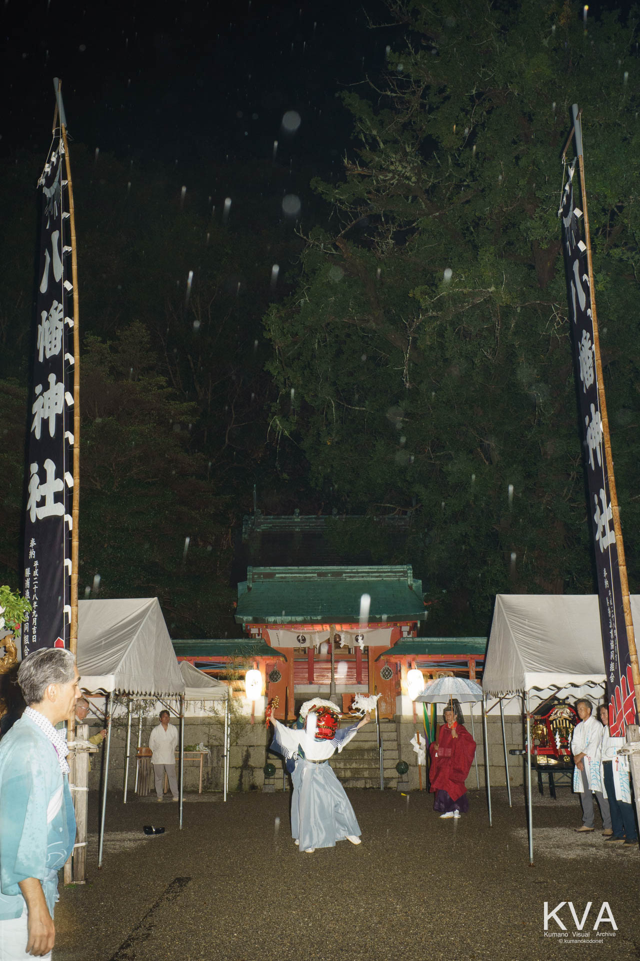 還御祭に伴い境内で行われる獅子神楽の奉納