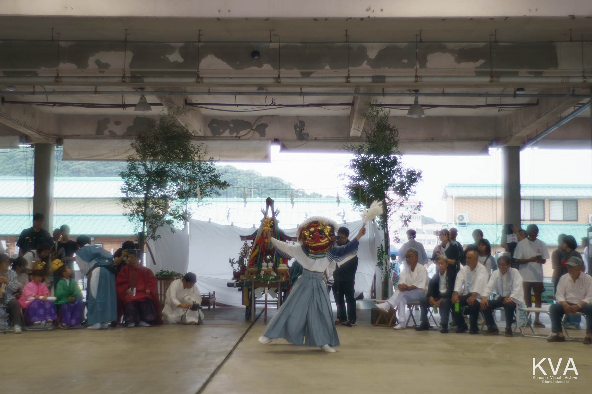 御旅所で舞を奉納する獅子神楽