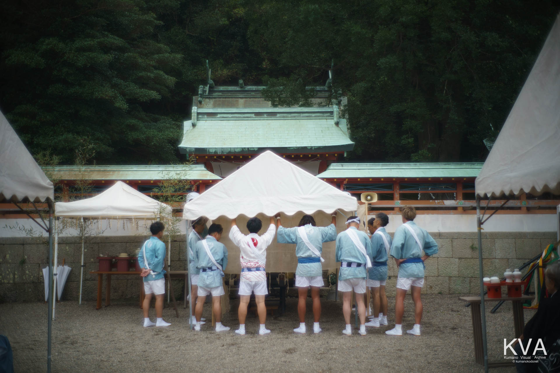 渡御祭式典にて神輿に神霊をうつす渡御祭の神事と白布で覆われた神輿
