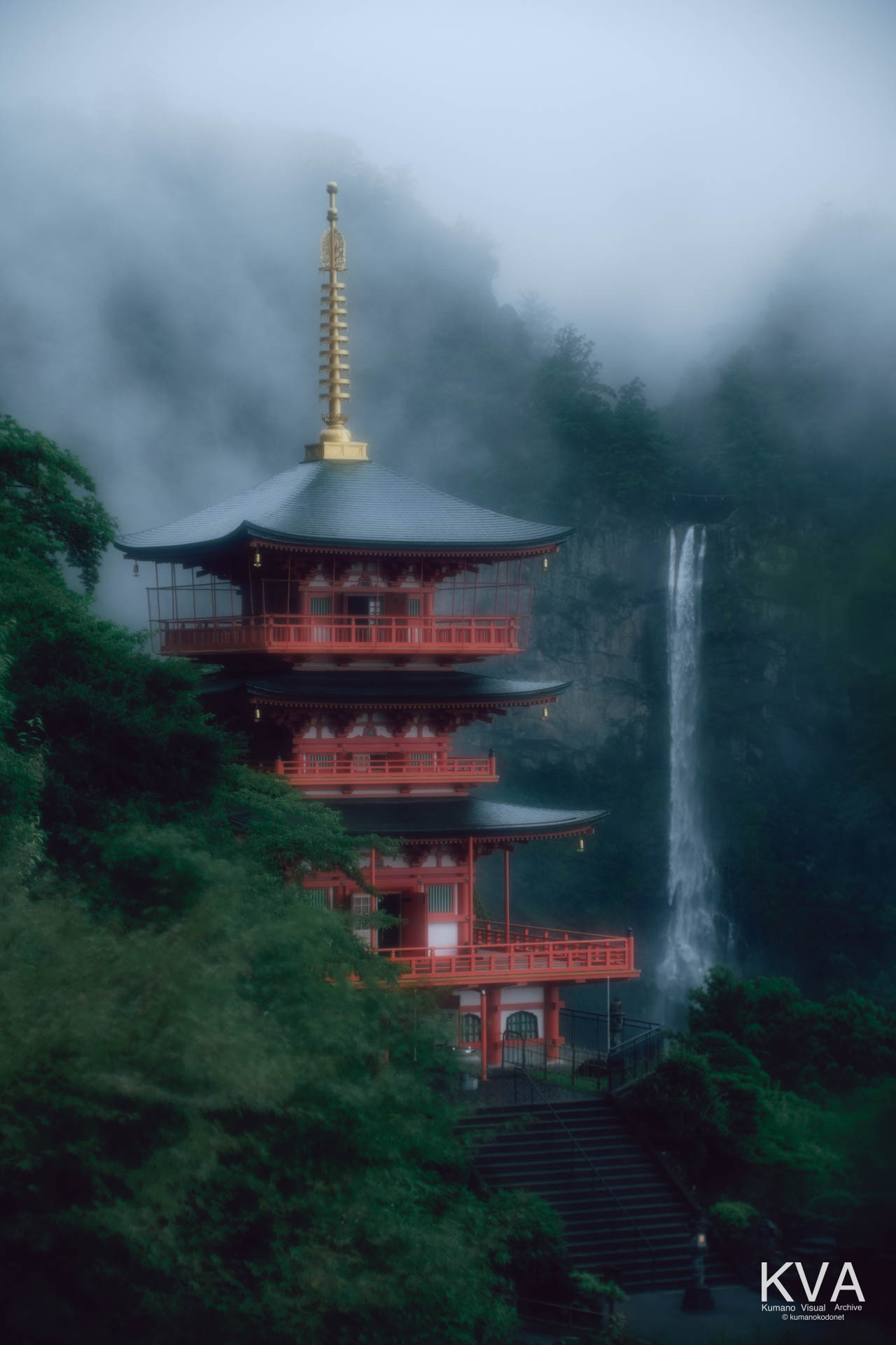 霧煙る那智の滝と那智山青岸渡寺の三重塔